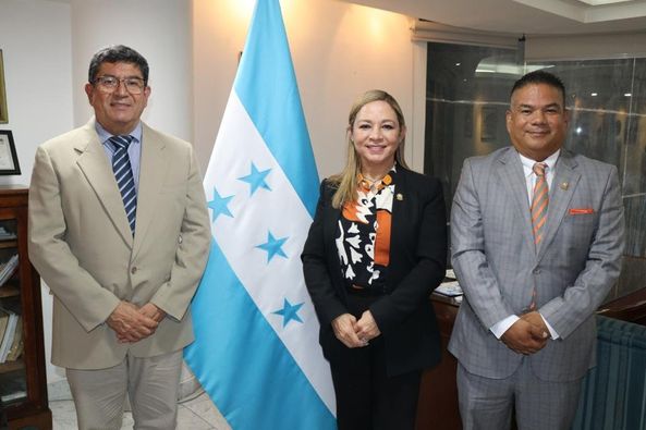 El Señor Candelario Reyes García, Embajador Designado de Honduras…